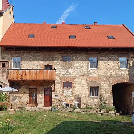 In A Stone House With A Beautiful Garden Lägenhet Litoměřice